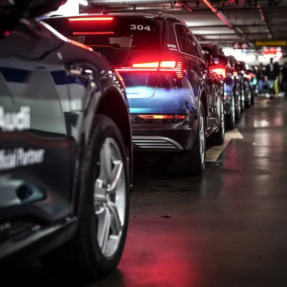 Mehrere Autos stehen hintereinander in einer beleuchteten Tiefgarage.