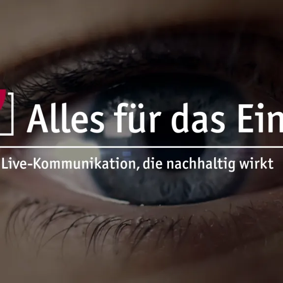 Fotografie eines Auges in Nahaufnahme im Hintergrund, die artecom Bildmarke mit dem Claim "Alles für das Eine" steht in weißer Schrift darüber und der Beschreibung unseres Kompetenzfeldes- "Live-Kommunikation, die nachhaltig wirkt"