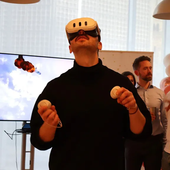 Gast nutzt Virtual-Reality-Headset von V&T Celebrations bei einem Corporate Event in Berlin
