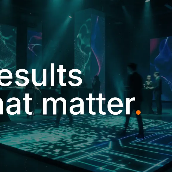 Menschen in moderner, dunkler Ausstellung mit leuchtenden grafischen Projektionen