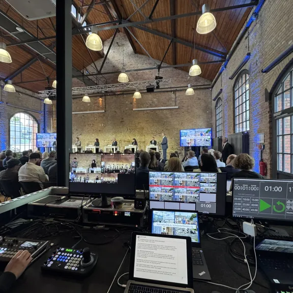 Technische Regie bei einer Tagung in Berlin mit Video-, Streaming- und Veranstaltungstechnik von TagungsPartner