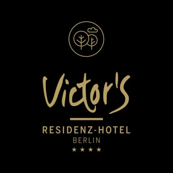 Hotelmitarbeiter mit Gepäckwagen, Victor’s Residenz-Hotel Logo, elegante Hotellobby