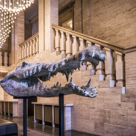 Beleuchteter Lobbybereich mit Krokodilkopf
