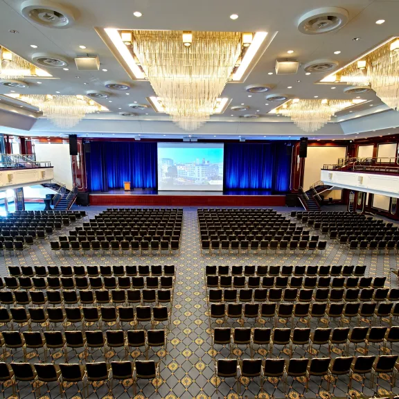 Großer Tagungsraum mit Stuhlreihen