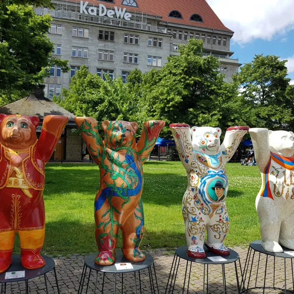 Bunte Bärenstatuen stehen in einer Reihe vor dem KaDeWe in Berlin.