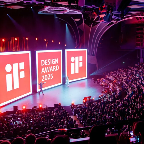 Bühne mit iF Design Award 2025 Präsentation, großes Publikum im Saal.
