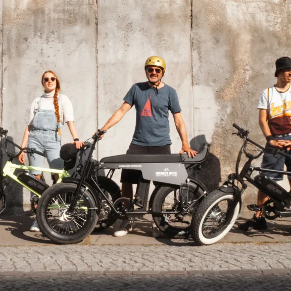 Mit Urby Bike und E-cruiser an der Berliner Mauer