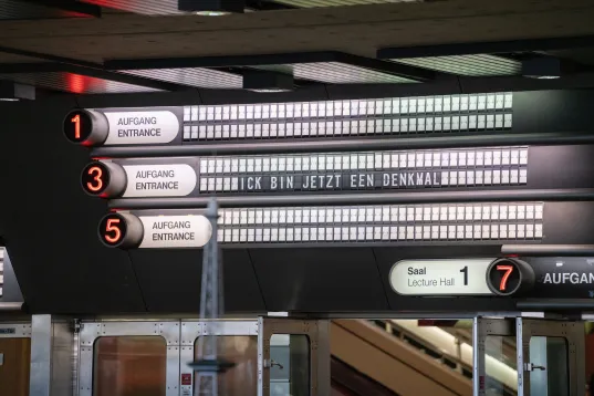 Display board in the ICC Berlin reading “Ick bin jetzt een Denkmal,” marking the building’s monument status.