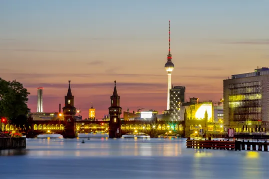 Blick auf die Berliner Skyline mit Oberbaumbrücke und Fernsehturm bei klarem Himmel.
