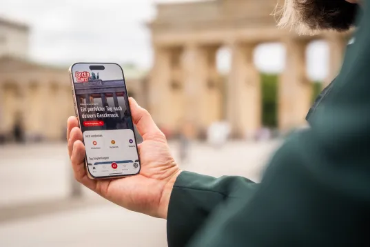 Examples of use Berlin WelcomeCard app in front of the Brandenburg Gate