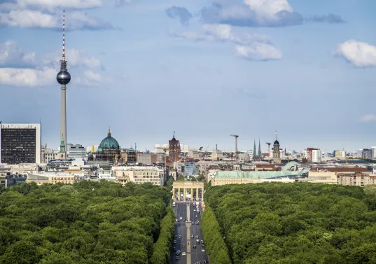 Berliner Skyline mit Straße des 17. Juni, Brandenburger Tor, Berliner Dom, Fernsehturm und Rotes Rathaus