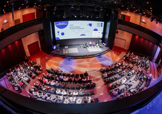 Ansicht von oben Berlin Tourism und MICE Summit, Bühne und Publikum