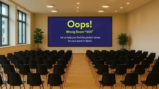 Leerer Konferenzraum mit Stuhlreihen und großer Leinwand, auf der „Oops! Falscher Raum 404“ und ein Hinweis zur Eventsuche in Berlin steht.