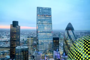 Moderne Skyline von London bei Sonnenuntergang mit Wolkenkratzern und The Gherkin.