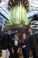 visitBerlins CEO Burkhard Kieker, Lea Hohenberger vom Amt für Statistik Berlin-Brandenburg, Wirtschaftssenatorin Franziska Giffey und Marco Eichhorn, General Manager des Radisson Collection Hotel