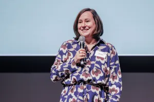 Sabine Wendt speaks into the microphone