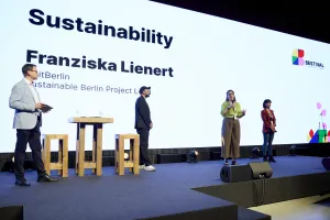 LED Leinwand vor der verschiedene Speaker stehen. 