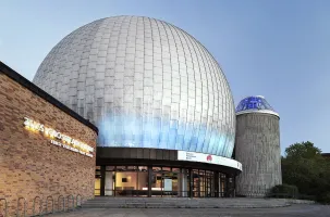 Das Zeiss-Großplanetarium in Berlin wurde 1987 als eines der größten und modernsten Sternentheater überhaupt eröffnet. Es be…