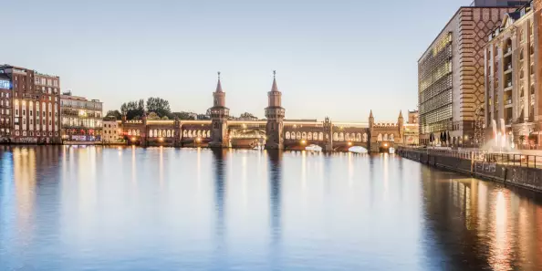Bootsfahrt an der Oberbaumbrücke