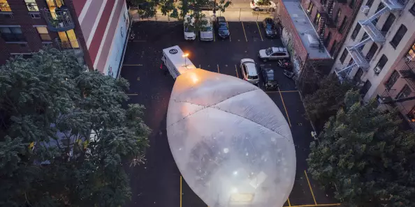 Blase des Spacebuster in einem Hinterhof des Kulturzentrums The Clemente in New York City