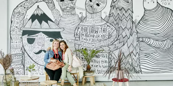 con|temporary weekends Berlin, Spaß auf der Art & Design Tour, zwei Frauen auf einer Bank