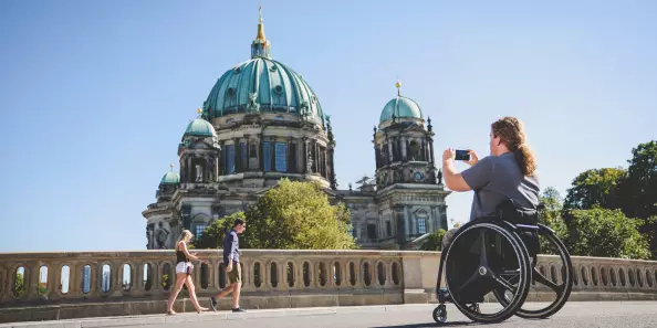 Blog Berlin Meetings, Barrierefrei Tagen in Berlin, Rollstuhlfahrer vor dem Berliner Dom