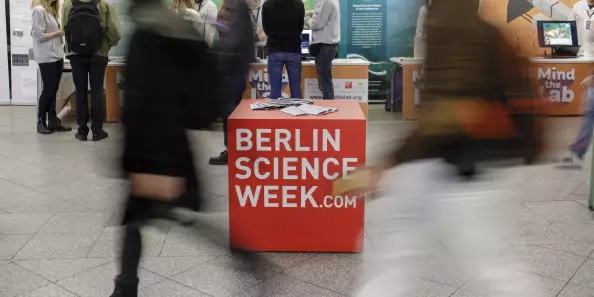 Besucher auf der Berlin Science Week beim Vorbeigehen
