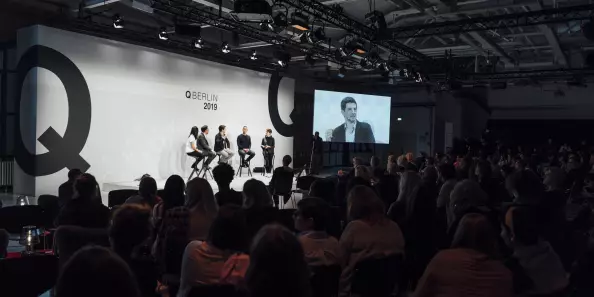 Q Berlin Questions Konferenz 2019 Berlin Convention Office, Jahreshighlight Q Berlin Questions Konferenz 2019, Speaker auf dem Podium und Blick über das Publikum