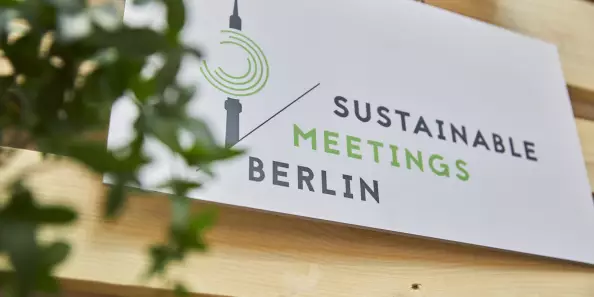 Schild mit Sustainable Meetings Berlin Logo