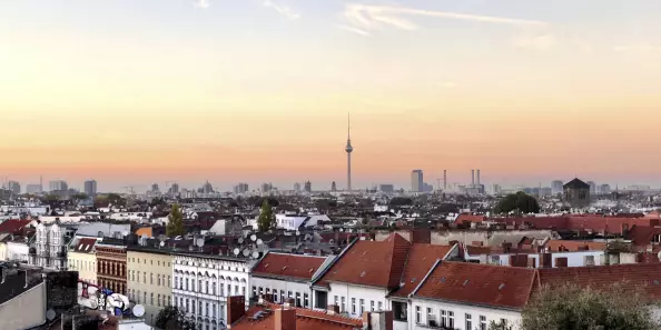 Berliner Skyline mit TV Turm bei Sonnenuntergang