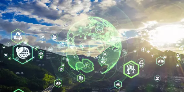 Nachhaltigkeit & Digitalisierung Berge im Sonnenschein, im Vordergrund digitalisierte Weltkugel mit nachhaltigen Symbolen