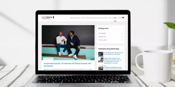 MochUp vom Convention Blog im Macbook auf einem Tisch