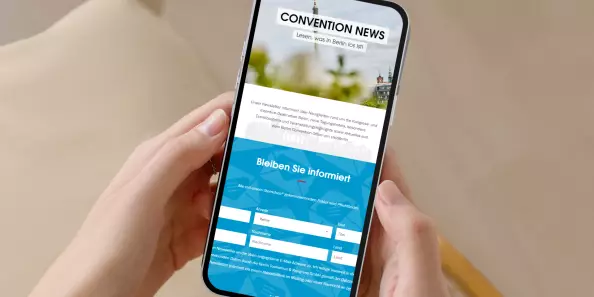 MockUp Convention Newsletter in einem Handy