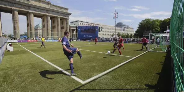 Foto: Fußballspieler auf Fanmeile am Brandenburger Tor