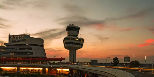 Sonnenuntergang am Flughafen Berlin-Tegel (TXL) - (Berlin-Reinickendorf, Germany)