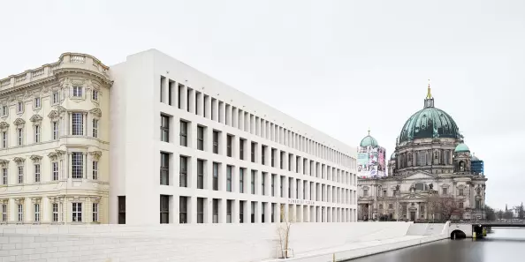 Ostfassade des Humboldt Forums und Berliner Dom