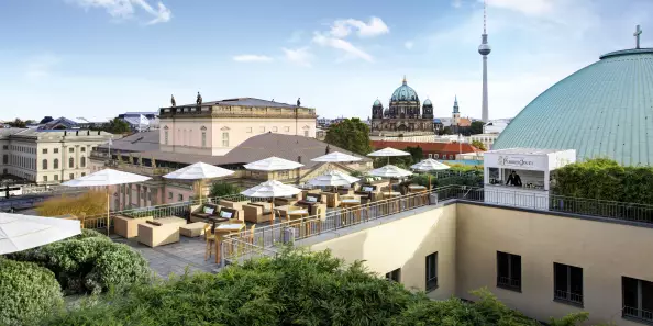 Dachterrasse des Hotel de Rome Berlin mit Blick auf den Fernsehturm