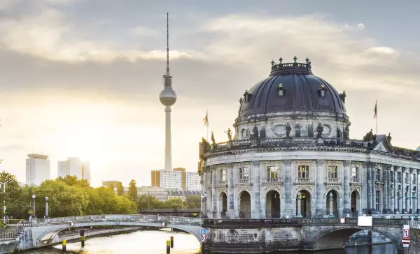 Berlin Convention Office, Service und Eventplanung, Blick auf das Bode-Museum, im Hintergrund der Berliner Fernsehturm