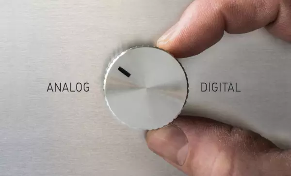 Finger schiebt den Button von Digital zu Analog