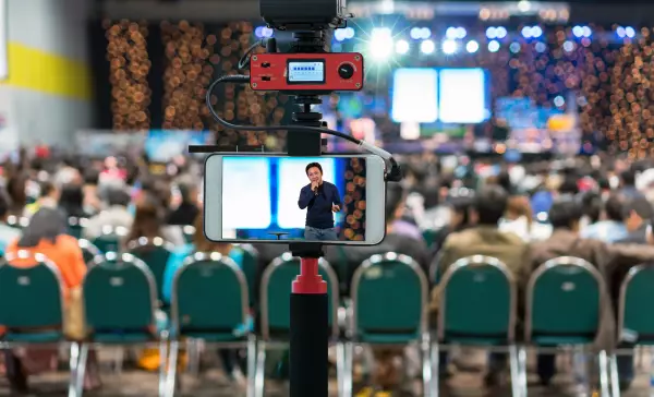 Mobile reporting während einer Veranstaltung mit Liveübertragung