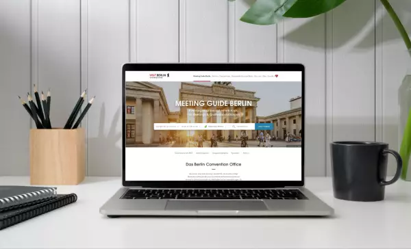 Laptop Screen zeigt Meeting Guide Berlin, die Online-Plattform der Berliner Veranstaltungswirtschaft