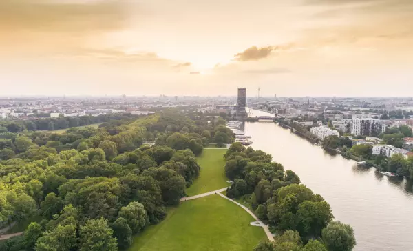Foto: Luftaufnahme mit Panoramablick auf Treptowerpark