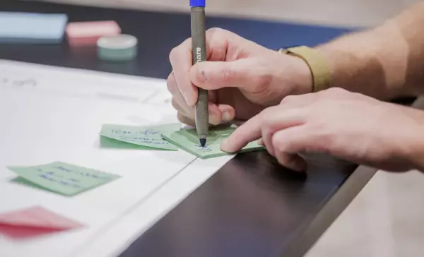 Hand schreibt Notizen