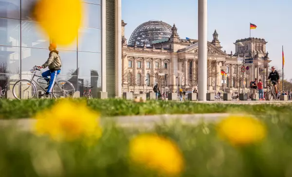 Frühling am Reichstag