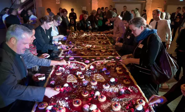Patricipants enjoying dessert at the Berlin MICE Summit 2016