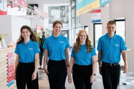 Dynamisches Interplan Kongress-Team kommt lachend entgegen.