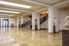 Blick in das historische Foyer im Erdgeschoss von der Loggia