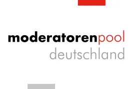 Logo mit Schriftzug „moderatorenpool deutschland“ und drei farbigen Quadraten.