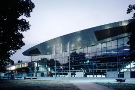 Das Foto zeigt die Außenansicht der Max-Schmeling-Halle in Berlin Prenzlauer Berg