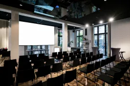 Wintergarten im Data Space Berlin mit Bestuhlung in Reihen für eine Corporate-Veranstaltung.